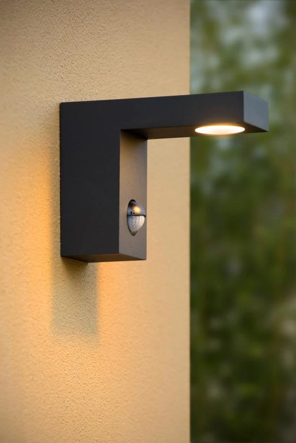 Lucide TEXAS-IR - Wandspot / Wandlamp Binnen/Buiten - LED - 1x7W 3000K - IP54 - Beweging & dag/nacht sensor (uitschakelbaar) - Antraciet - sfeer 1
